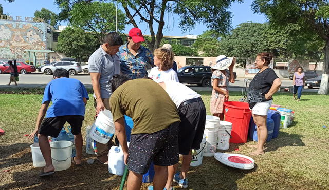 Familias acuden a parque para abastecerse de agua. Foto: Sergio Verde/URPI-LR.