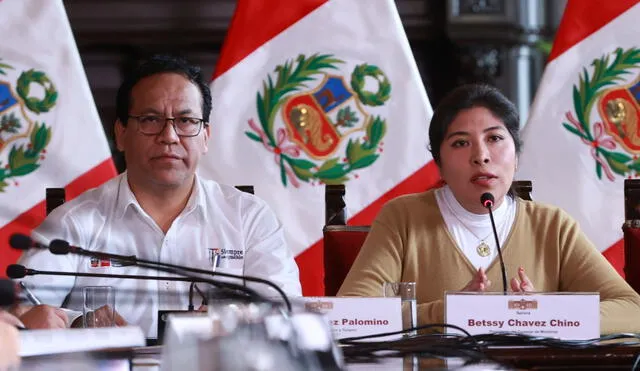 Roberto Sánchez y Betssy Chávez en la última conferencia de prensa del gabinete que presidió la parlamentaria de Perú Democrático. Foto: PCM