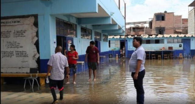 Los centros educativos quedaron inundados a causa de las lluvias. Foto: La República