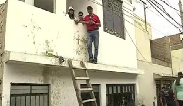 La gestante solicita señaló que todos los días tiene que bajar y subir por la escalera de madera para ir a trabajar. Foto: Latina| Video: Latina