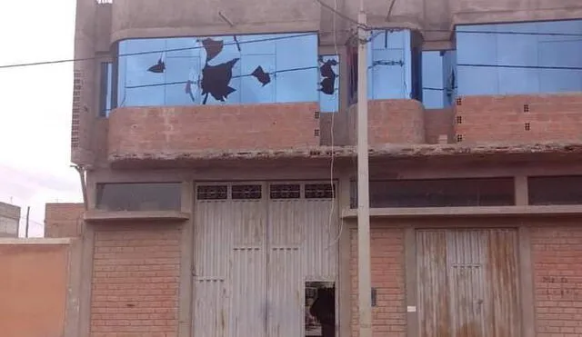 Vivienda resultó con las ventanas destruidas. Foto: Puno Noticias.pe/Facebook