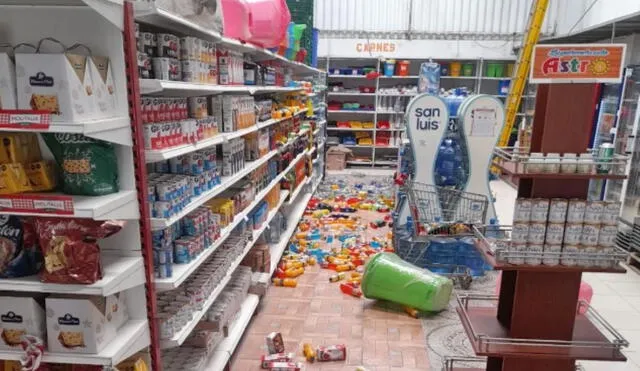 Productos quedaron regados en el piso en centro comercial de Tumbes. Foto: Andina