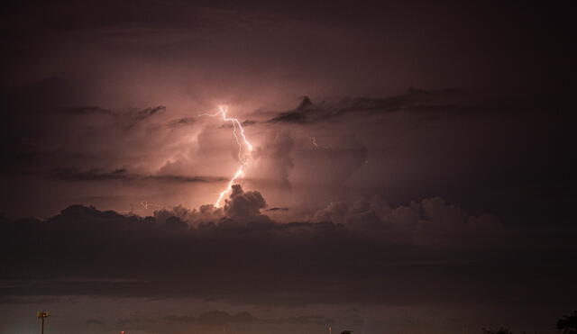 Captan relámpago al este de la ciudad de Piura. Foto: Wilson Siancas