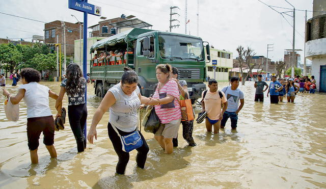 Chiclayo. Las características de este ciclo de lluvias se parecen al del 2017. Las inundaciones y desbordes nos recuerdan lo que dejó El Niño Costero de aquel año. Urgen respuestas inmediatas. Foto: EFE