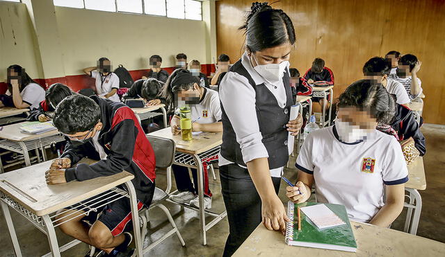 Educador. El aumento salarial docente este año será de 500 soles, dividido en dos tramos. El primero se dará este mes. Foto: John Reyes/La República