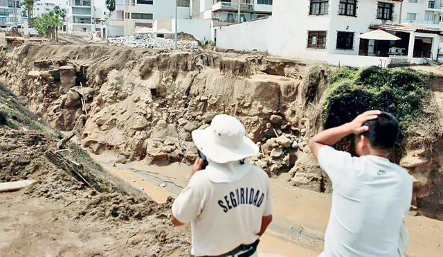 Serios daños. Así se encuentra una zona de Punta Hermosa. Una casa acomodada está por caerse por el reciente huaico. Autoridades temen que ocurra otro evento y toman ya acciones. Foto: Jhon Reyes