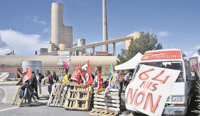 Protestas. Manifestantes bloquean el acceso a un sitio de almacenamiento de gasolina. Foto: AFP