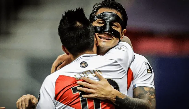 Gianluca Lapadula y Christian Cueva son compañeros de ataque en la selección peruana. Foto: EFE