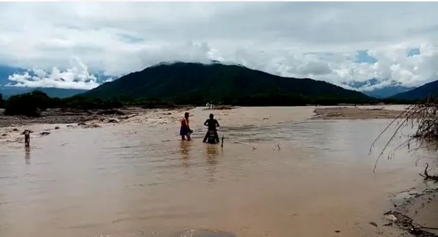 Un ciudadano apoyó a motociclista a salir del río. Foto: captura de video/La República - Video: La República