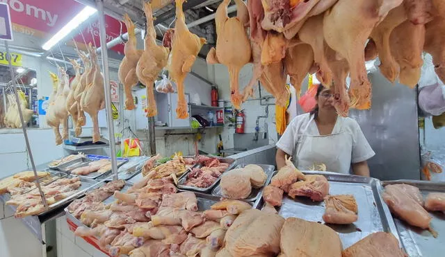 En los últimos días el precio mayorista del pollo estuvo alrededor de los S/8,70 por kg. Foto: Rosario Rojas/URPI-LR