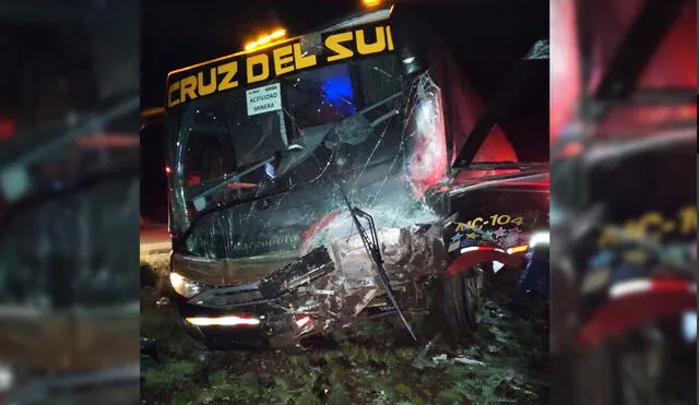 Choque. Auto impactó frontalmente con bus. Murieron cinco. Foto: La República