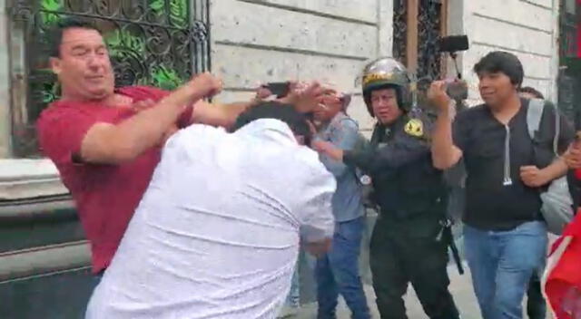 Edwin Martínez terminó involucrado en un bochornoso momento luego de enfrentarse a golpes a un manifestante. Foto: Leonela Aquina/URPI-LR