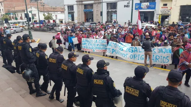 Comuneros indican que no dejarán sus tierras en Cusco. Foto:  Luis Álvarez / URPI-LR