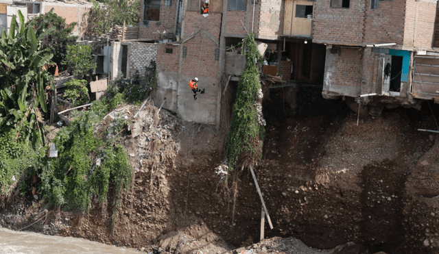 Familias del pasaje Malecón Rímac evacuaron la zona tras el deslizamiento de una de las casas. Labores de rescate continúan para hallar a madre e hijo que cayeron al cauce del río. Foto: Félix Contreras/La República