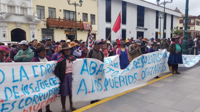 Comuneros acudieron al frontis de la Corte Superior de Justicia de Cusco para reclamar por sentencia. Foto: Luis Álvarez/URPI-LR