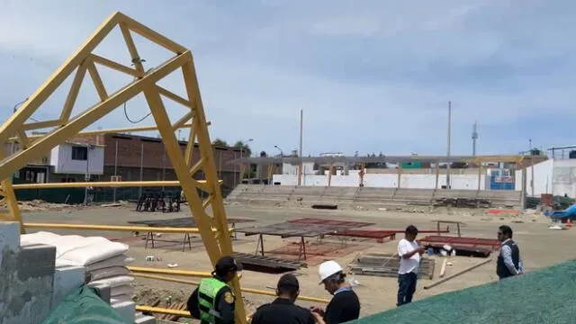 Las autoridades municipales y la Policía llegaron hasta el polideportivo para verificar el problema. Foto: captura video/ La República/  Noticias en Red Chimbote