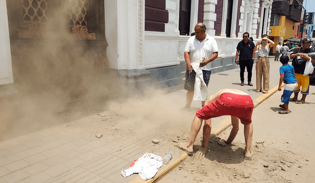 Vecinos se quejan de la cantidad de tierra que abunda en las calles de la ciudad. Foto y video: Y. Goicochea/URPI-LR