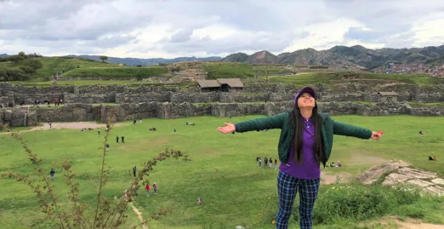 Soprano lírica, Sara Barreto, disfruta de Sacsayhuaman, Cusco. Foto: Rumi Cevallos.