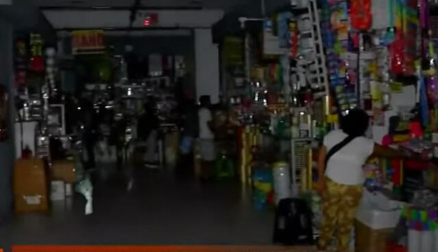 Más de 1.000 comerciantes en Mesa Redonda son afectados por falta de luz desde hace una semana. Foto: Video: TV Perú