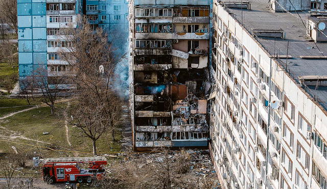 Objetivos civiles. Un edificio de viviendas en la ciudad de Zaporizhzhia, frontera con Rusia, quedó semidestruido por el impacto de un dron. Foto: EFE