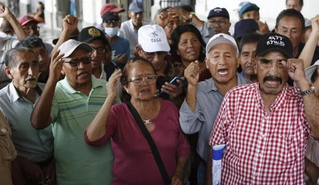 Indignación. Los adultos mayores evalúan las medidas que tomarán frente a la resolución del Tribunal Constitucional que, según acusan, favorece al Estado. Foto: Marco Cotrina/La República