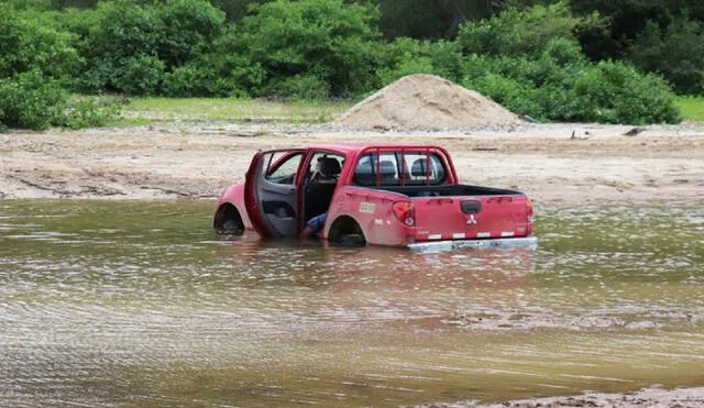 Camioneta queda atrapada en medio de quebrada. Foto: Diario La Hechicera