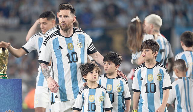 Bien acompañado. Messi junto a sus hijos en el partido que anotó su gol número 800. Foto: EFE