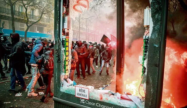 Arde París. Más de 300 manifestaciones dejaron decenas de agentes heridos en todo el país. Foto: EFE