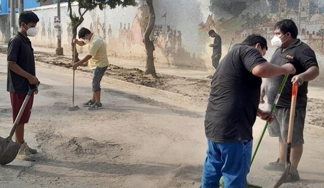 Con escobas, palas y sacos en manos, recogieron varias toneladas de tierra. Foto: Exitosa Trujillo