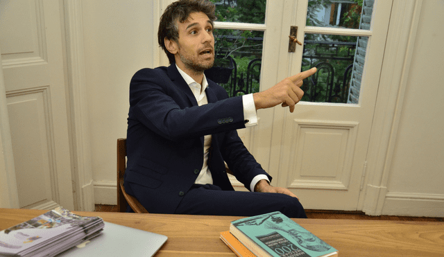 El abogado argentino concedió una entrevista desde Buenos Aires, en su mesa de trabajo un ejemplar del gran poeta arequipeño Mariano Melgar. Foto: La República.