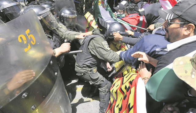 Maestros en huelga chocaron con la policía en la capital boliviana en el marco del paro de 24 horas previo al paro nacional. Foto: EFE