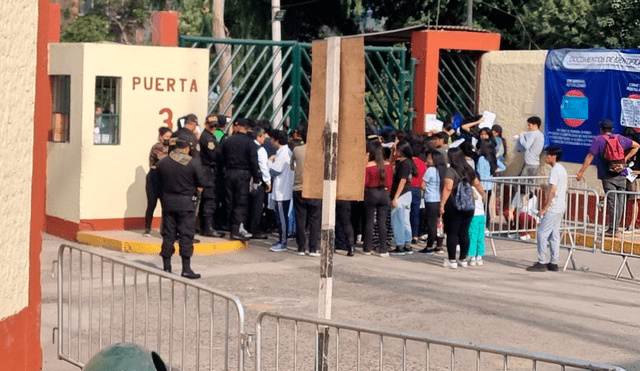 Estudiantes se quedaron fuera al cerrarse las puertas de las 8.30 a. m. Foto: Mary Luz Aranda / URPI-LR