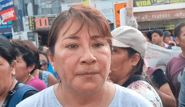 Varios padres de familia se concentraron en los exteriores de la UNMSM para pedir que dejen ingresar a sus hijos al examen de admisión. Mary Luz Aranda/ La República