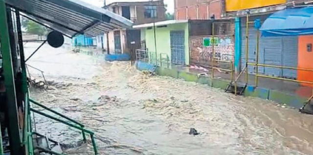 Aguas llegaron hasta la obra del Canal Vía y se llevaron todo a su paso, y afectaron a la población comerciante. Foto: La República