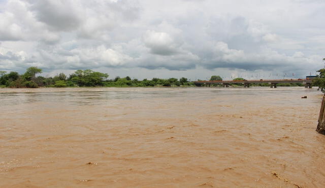 Caudal del río Piura incrementa y pone en riesgo a la población de un eventual desborde. Foto: La República.