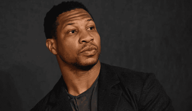 Jonathan Majors es custodiado en la comisaría tras agredir a una mujer en Manhattan. Foto: TNT