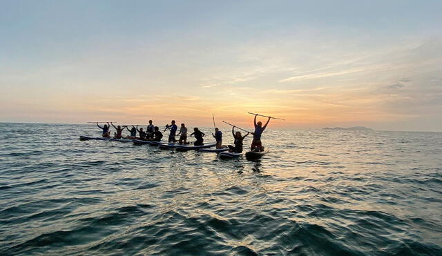 Impresionante toma del grupo de Mandala SUP, a pocos  minutos del ocaso, en el mar de Chorrillos. Foto: La República