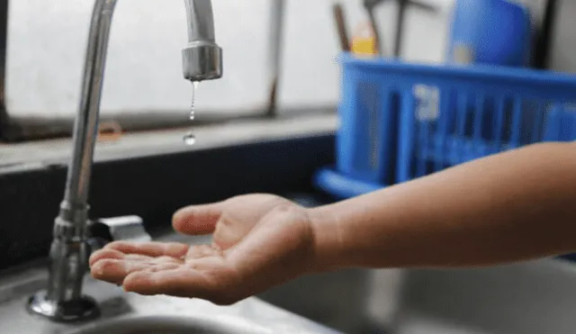 Los prestadores del servicio de agua potable y alcantarillado deberán contar con una plataforma para que los usuarios reporten el corte del servicio, averías, entre otros. Foto: Mauricio Malca / La República