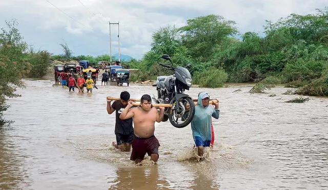 Aislados. Varios caseríos y anexos en Piura y también en Lambayeque han quedado incomunicados por el colapso de vías y puentes. Foto: Almendra Ruesta - URPI LR