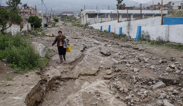 Llueve donde no debe. Paucarpata sufrió desborde de torrenteras por las intensas lluvias. Foto: La República.