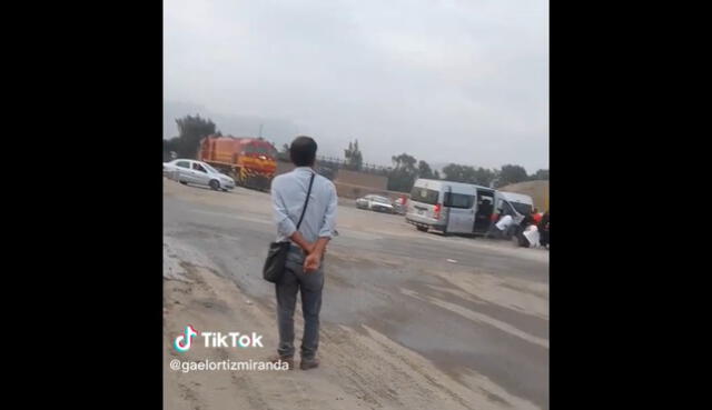 Pasajeros salen de miniván al percatarse que un tren se acerca. Foto: captura de Tiktok - Video: Tiktok