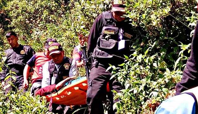 Policías y serenos tuvieron que bajar al fondo del abismo para sacar a la abuelita. Foto: Prensa Libre