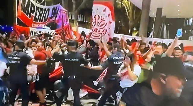La policía de Madrid se enfrentó a los jugadores de Perú durante un banderazo de hinchas. Foto: captura de Canal N