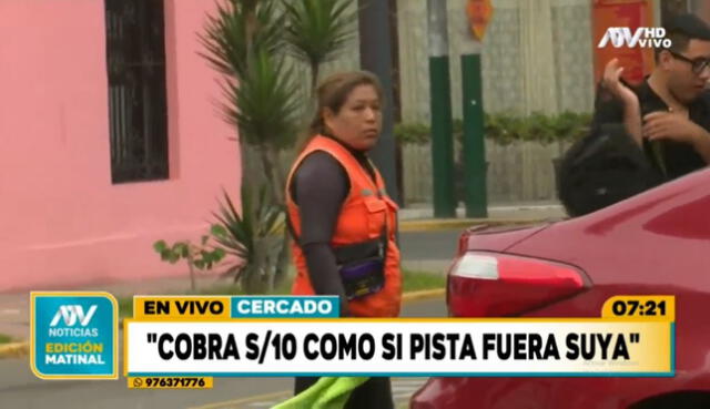 Mujer se adueña de calle y cobra a conductores por aparcamiento. Foto y video: ATV Noticias