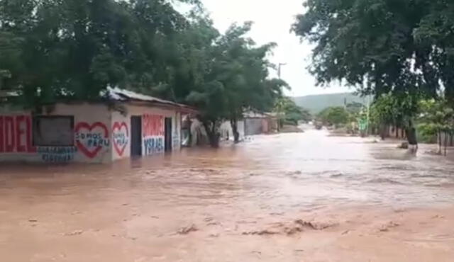 Los vecinos indican que las inundaciones son recurrentes debido a las lluvias. Foto: Captura Via Televisión. Video: Via Televisión