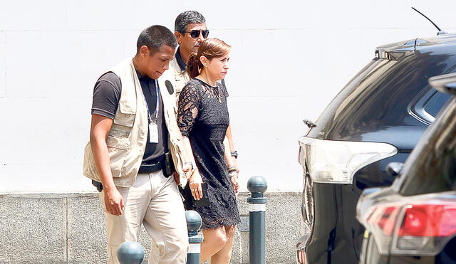 Diligencia. Patricia Benavides y su equipo salieron de Palacio llevando consigo documentos. Foto: ´Félix Contreras/La República