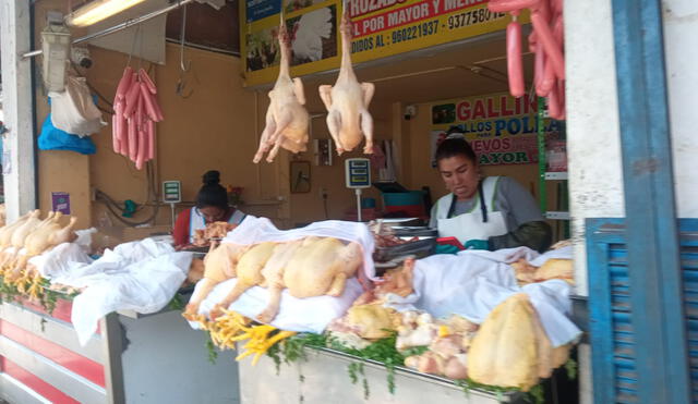 Precio del pollo continúa elevado en mercados de Arequipa. Foto: Leonela Aquino/URPI-LR