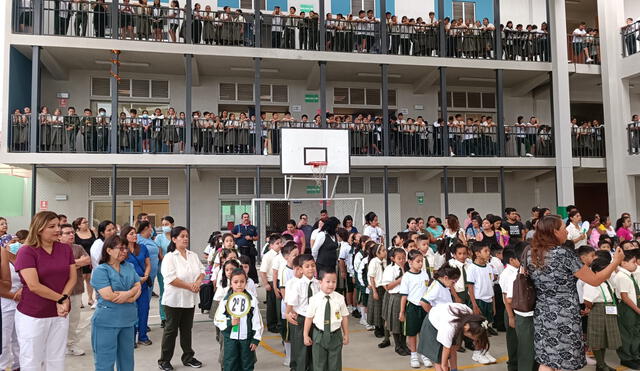 Niños y docentes vuelven de nuevo a las aulas. Foto: Yolanda Goicochea/URPI/La República