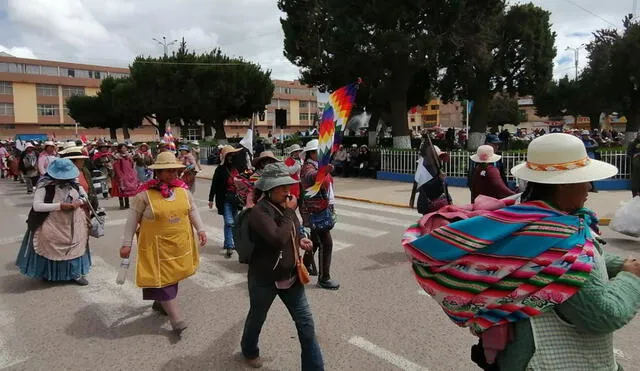 Los movilizados. Piquetes se movilizaron en diferentes puntos de Juliaca. En colegios, se dictaron clases virtuales para no exponer a los estudiantes. Foto: La República