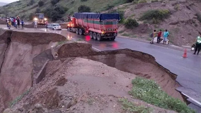 Los conductores corren peligro por el deterioro de las carreteras. Foto: PNP